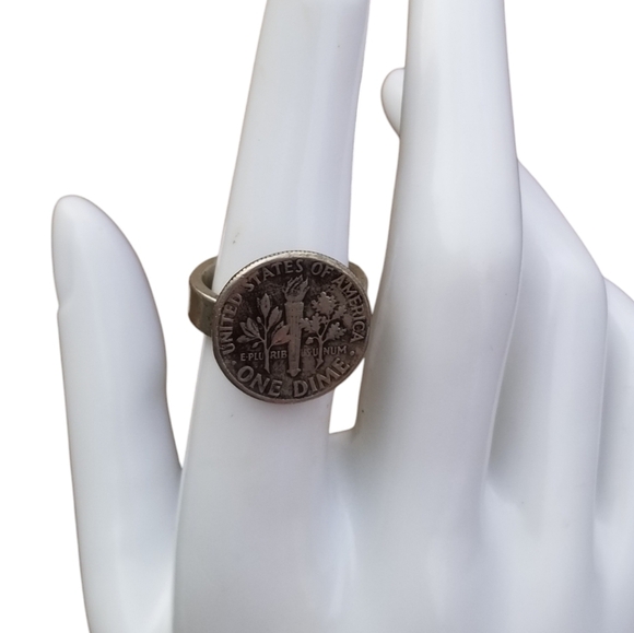 VINTAGE 1973 DIME RING WITH PEWTER BAND SIZE 7 - Picture 1 of 7
